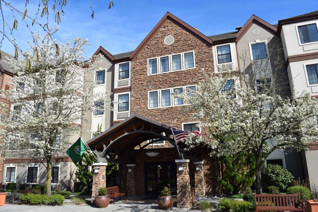 un edificio de apartamentos con entrada de ladrillo y árboles en Sonesta ES Suites Portland Vancouver 41st Street, en Vancouver