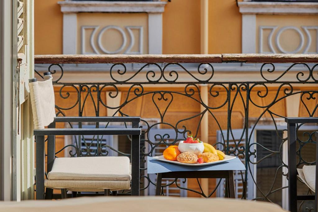 une assiette de fruits sur une table sur un balcon dans l'établissement Little Roos, à Pula