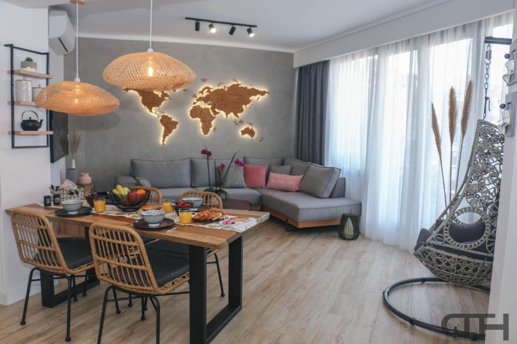 uma sala de estar com uma mesa e um sofá em Luxury 80m2 apartment with balcony downtown Thessaloniki em Tessalónica