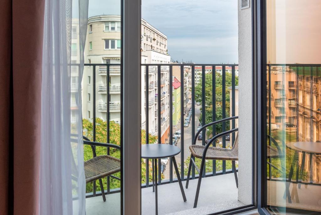 balkon z widokiem na miasto w obiekcie apartamenty-wroc Kurkowa we Wrocławiu