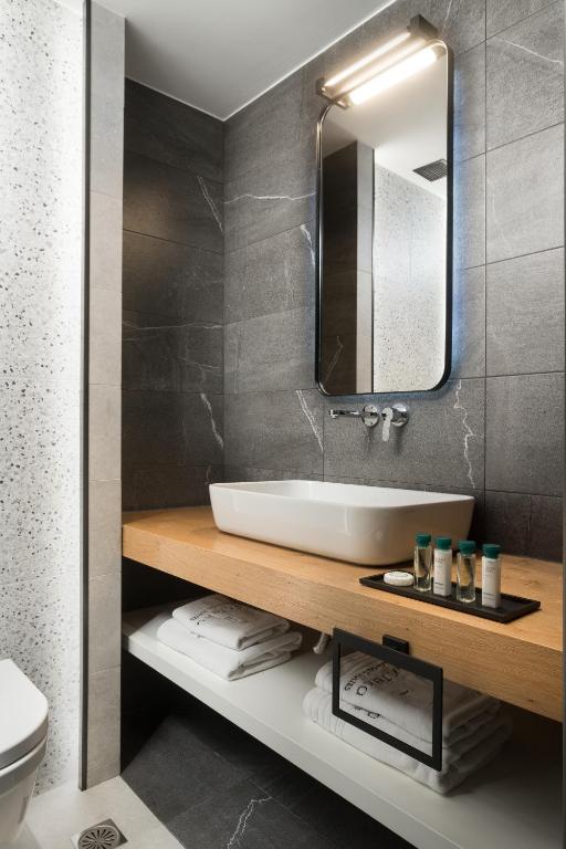 Koupelna v ubytování 11 Enteka Acropolis Suites