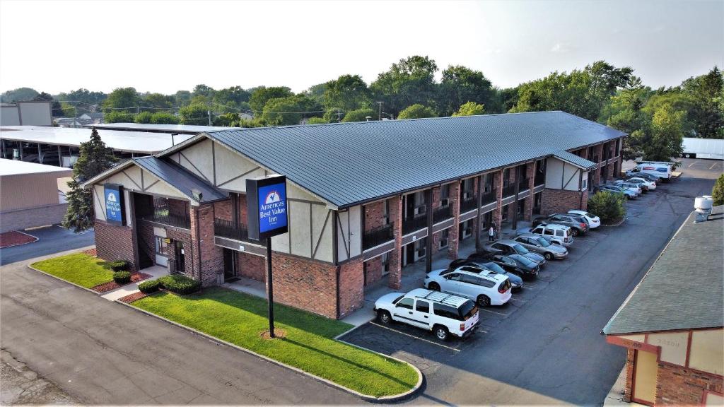 an overhead view of a building with cars parked in a parking lot at Americas Best Value Inn-Livonia/Detroit in Livonia