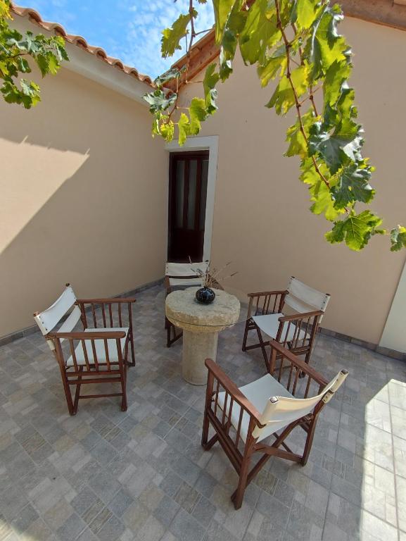 Patio nebo venkovní prostory v ubytování Vozas Villas - Traditional Houses with Great View