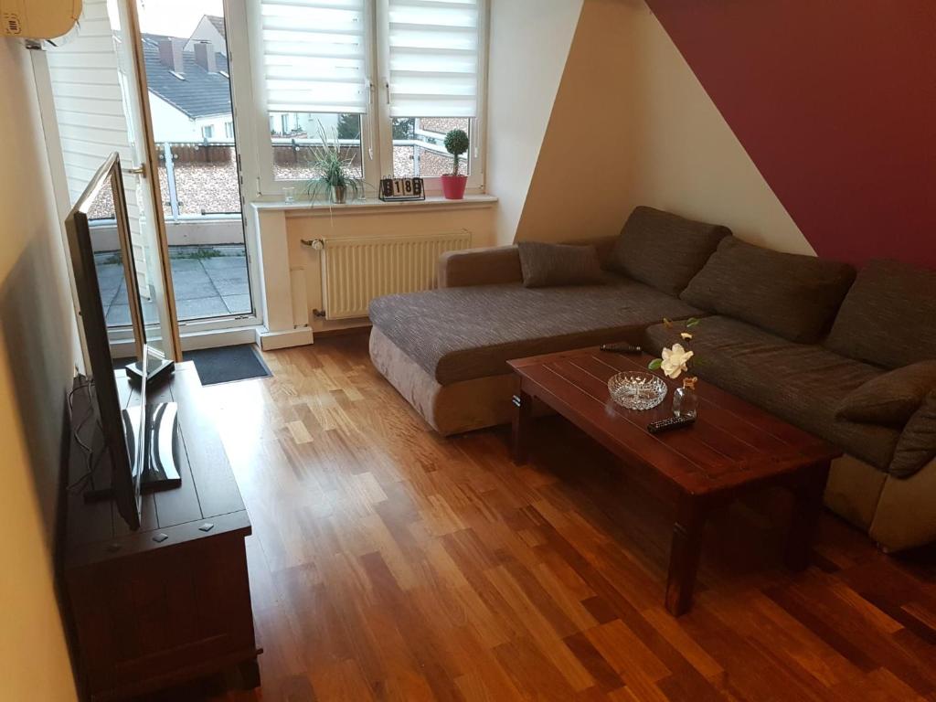 - un salon avec un canapé et une table basse dans l'établissement Calabria Nr 3, à Mülheim