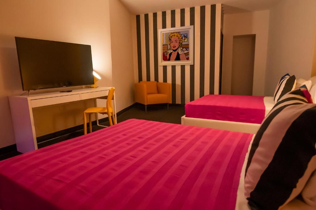 Postel nebo postele na pokoji v ubytování The Fox Hotel