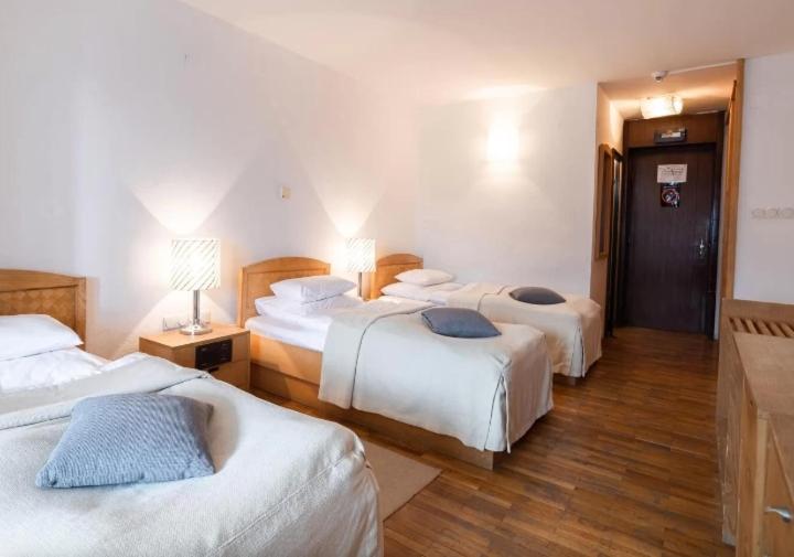 una habitación de hotel con 4 camas en una habitación en BLAGOJEVIĆ, en Guča