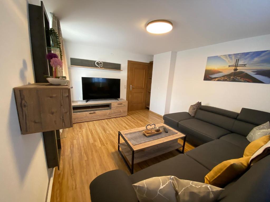 Televízia a/alebo spoločenská miestnosť v ubytovaní Chalet Auszeit
