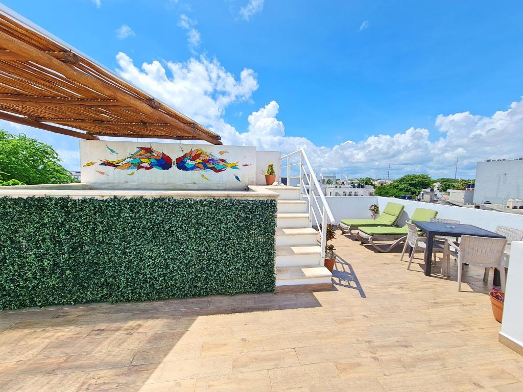 un patio con escaleras y una mesa en el techo en Playa Nah, en Playa del Carmen