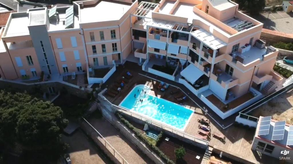 uma vista aérea de um edifício e de uma piscina em Residence Le Terrazze em La Maddalena