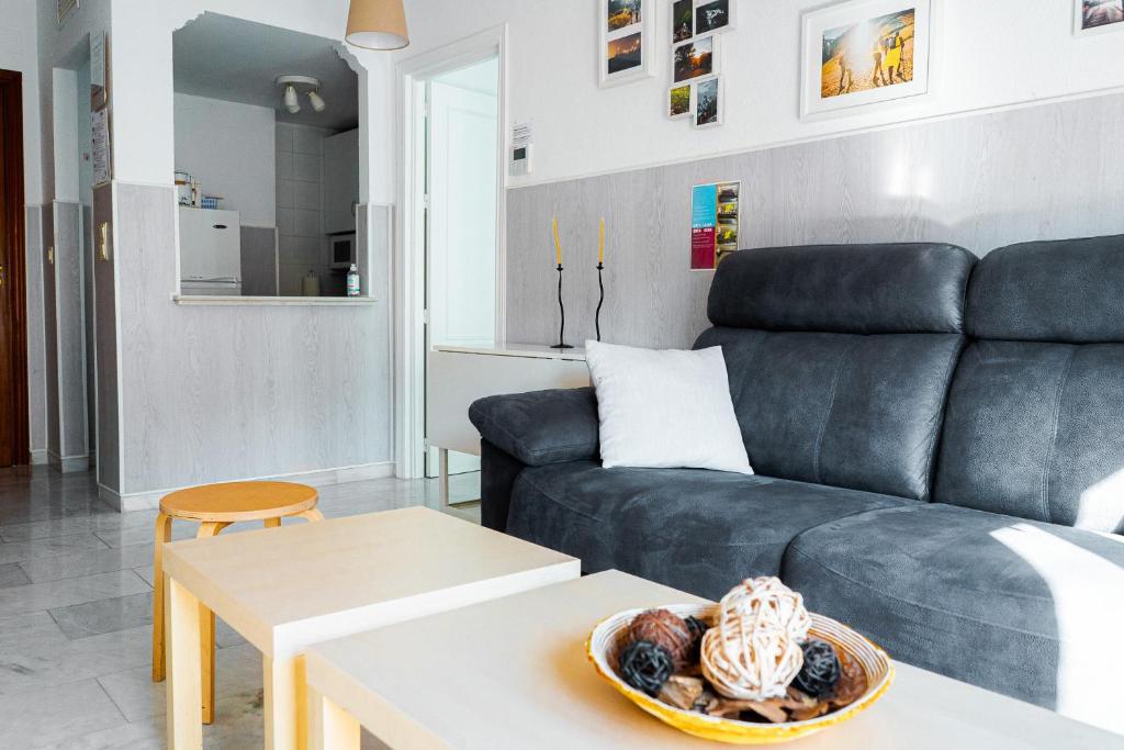 a living room with a couch and a table at Apartamento Victoria con parking incluido in Ronda