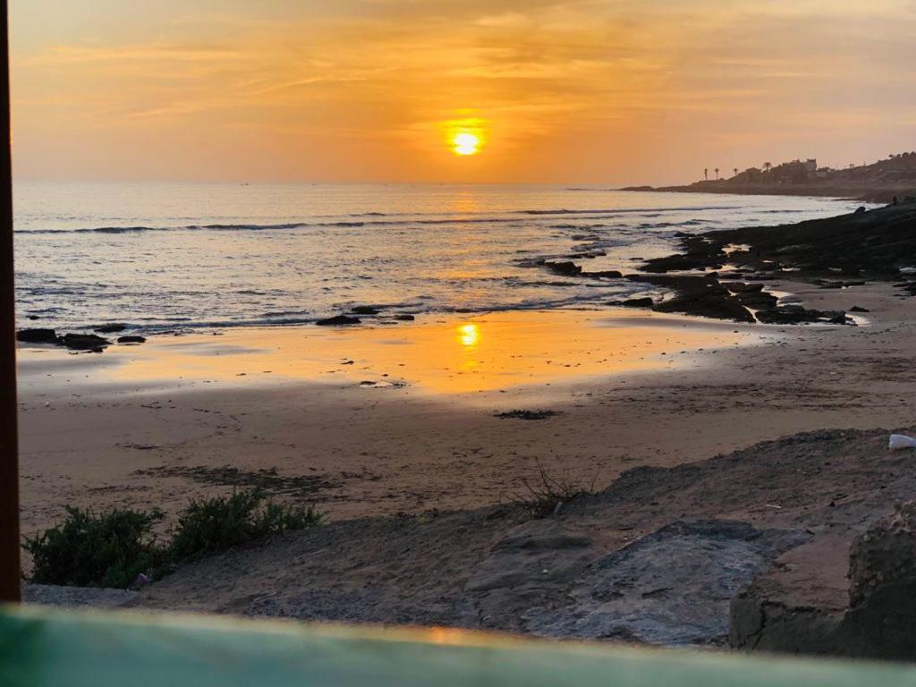 - un coucher de soleil sur une plage bien exposée dans l'établissement beachfront house, à Taghazout