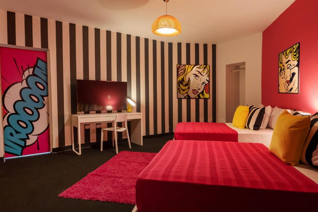 Postel nebo postele na pokoji v ubytování The Fox Hotel
