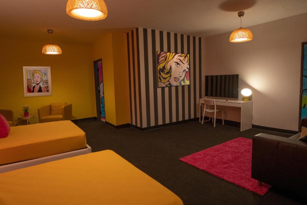 Postel nebo postele na pokoji v ubytování The Fox Hotel