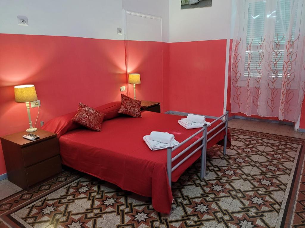 een rode kamer met een bed met een rode muur bij Relax ON 247 in Rome