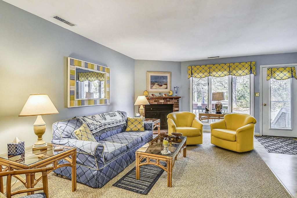 uma sala de estar com um sofá e duas cadeiras em Bayberry Woods -- 714 Bayberry Circle em Bethany Beach