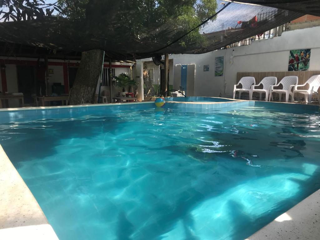 uma grande piscina com água azul em Cabaña La Fortaleza em Tolú