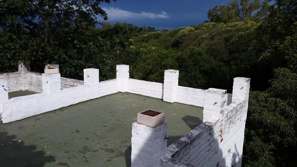 eine weiße Wand mit einem Pool aus Wasser in der Unterkunft Terraza a las sierras in Río Ceballos