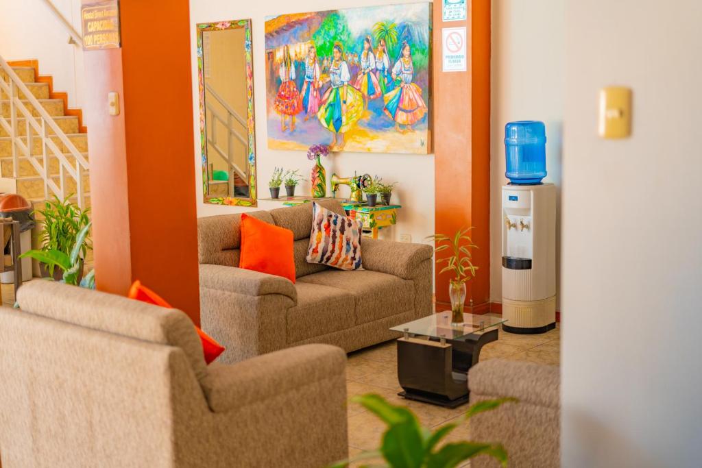 uma sala de estar com dois sofás e um aquecedor de água em Residencial Brest Amazon Tarapoto em Tarapoto