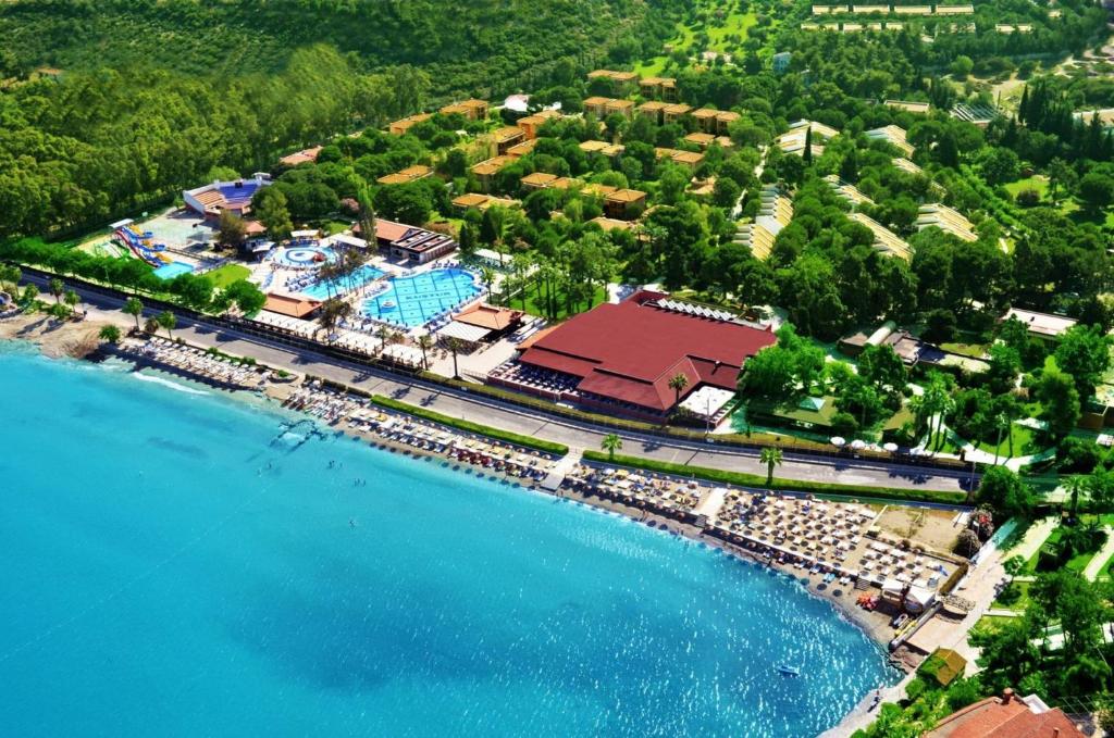 een luchtzicht op een resort naast een waterlichaam bij Kustur Club Holiday Village - All Inclusive in Kuşadası