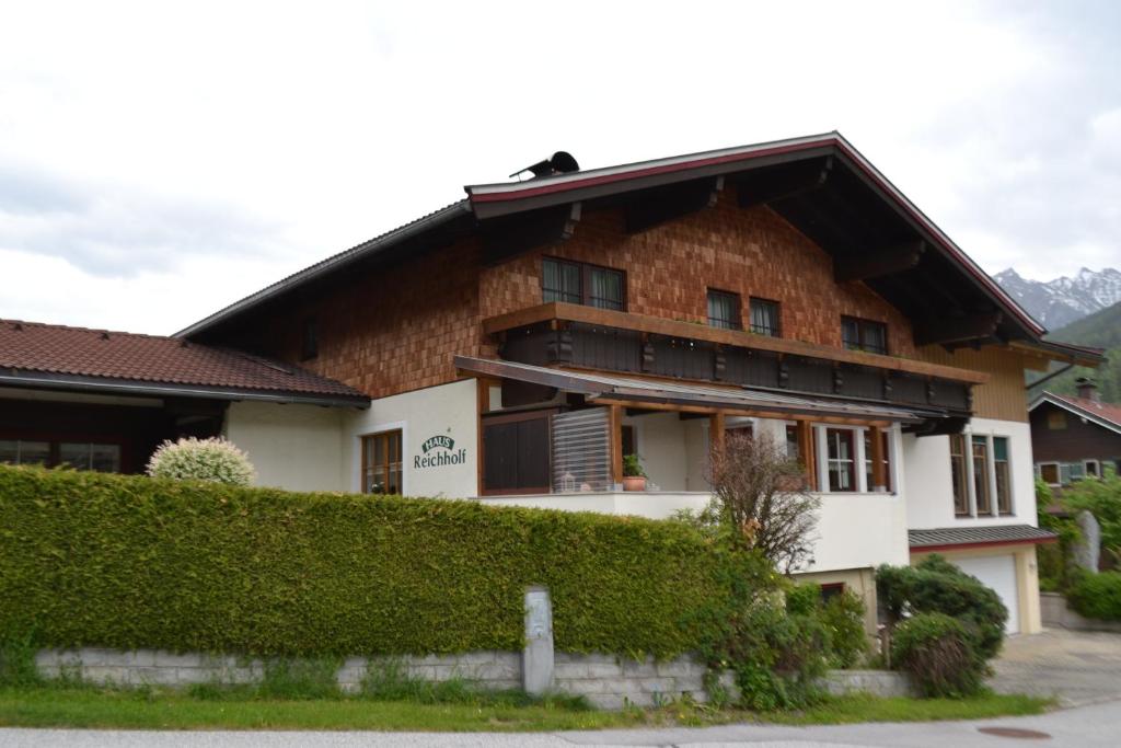 una casa con techo de gambrel en Gästehaus Reichholf, en Neukirchen am Großvenediger