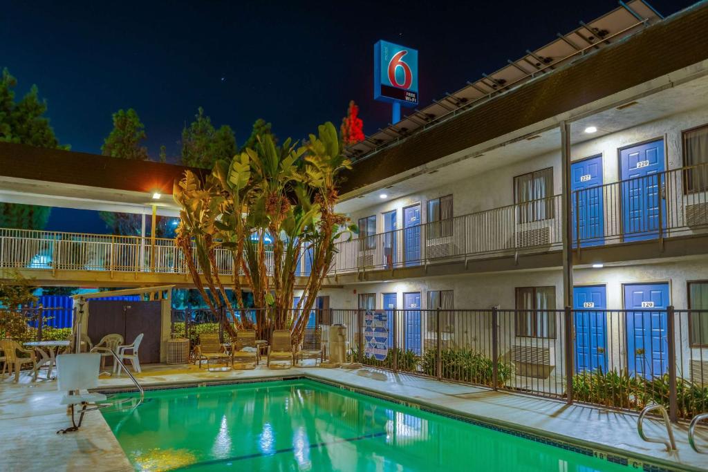 un hotel con piscina por la noche en Motel 6-Merced, CA - North, en Merced