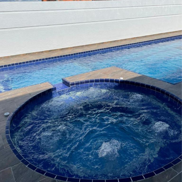 Casa Vacacional con Piscina Privada en Girardot - Casa De Cuatro Dormitorios