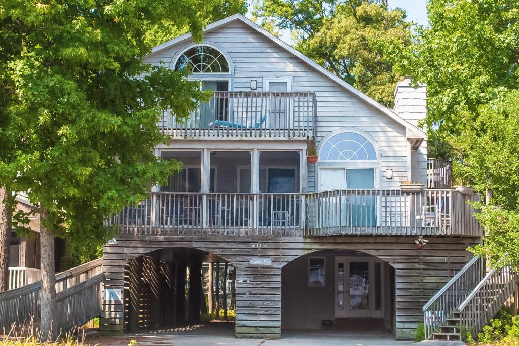 オーシャンシティにあるDonarum House 206のバルコニー付きの家