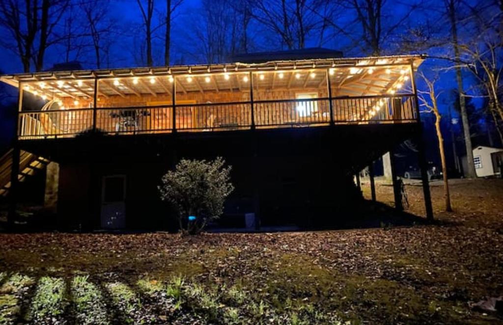 een huis met een terras met verlichting bij No Wake Zone in Eastport