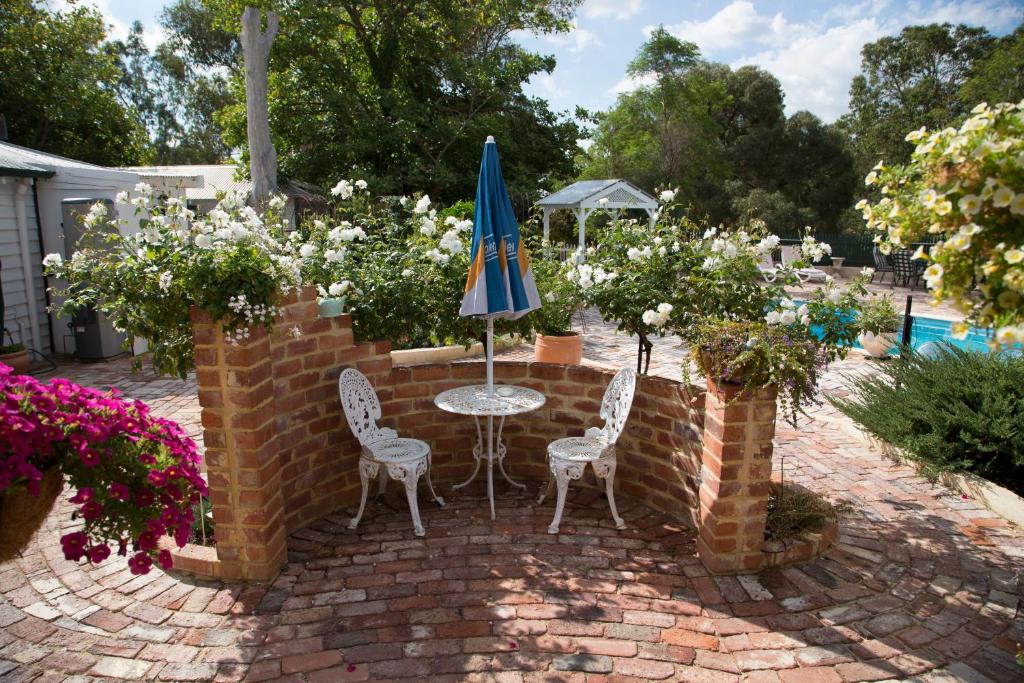Rosebridge House Bed & Breakfast Adult Retreat - The Autumn Queen Suite