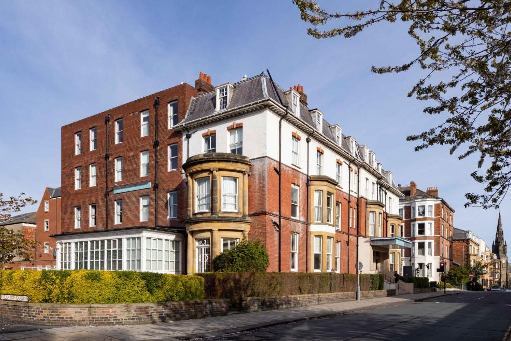 un gran edificio de ladrillo en el lateral de una calle en The New Southlands Hotel, en Scarborough