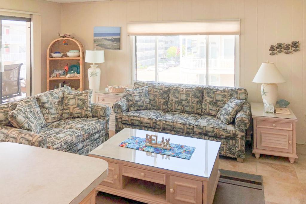 Una sala de estar con dos sofás y una mesa de café. en Surfs Up 301, en Ocean City