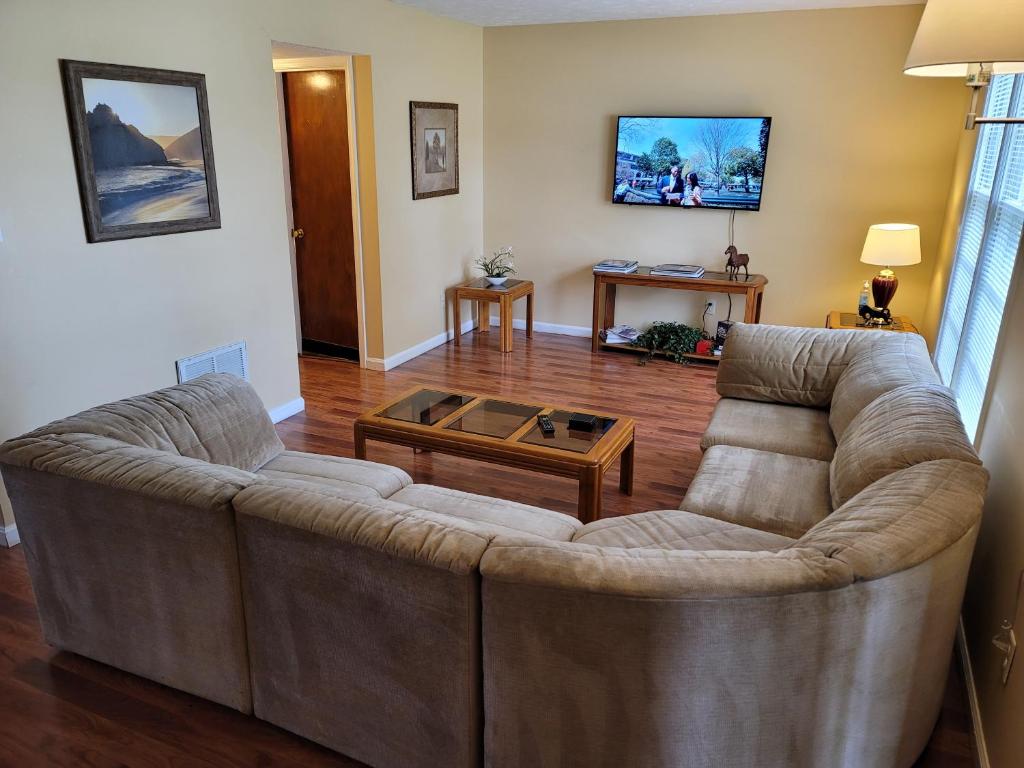 uma sala de estar com um sofá e uma mesa em Cozy and Spacious-4 Bedrooms Townhouse em Lexington