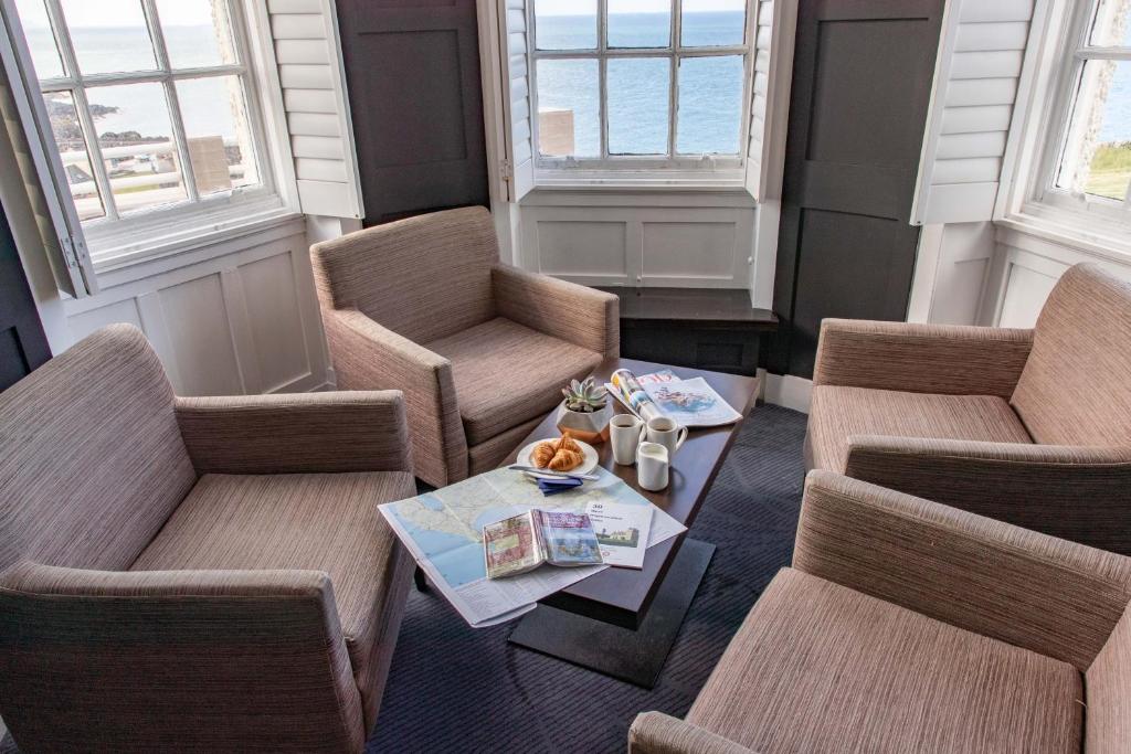 Posezení v ubytování The Portpatrick Hotel by Compass Hospitality