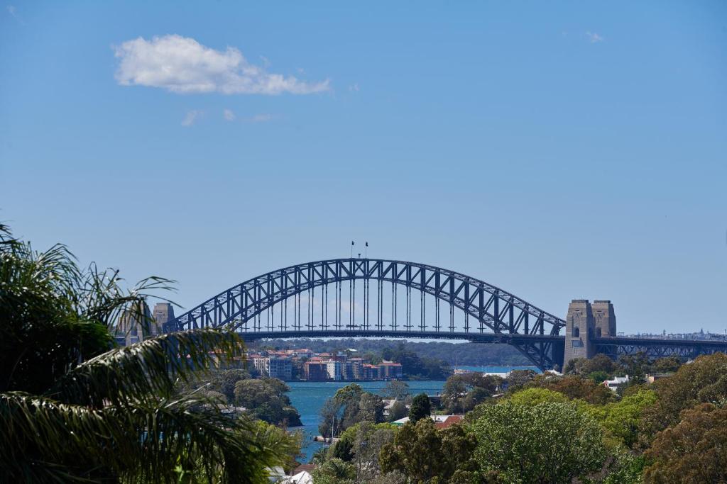 eine Sydney Harbour Bridge, von der Stadt aus gesehen in der Unterkunft Harbour view huge 2 bedroom entire residence. in Sydney