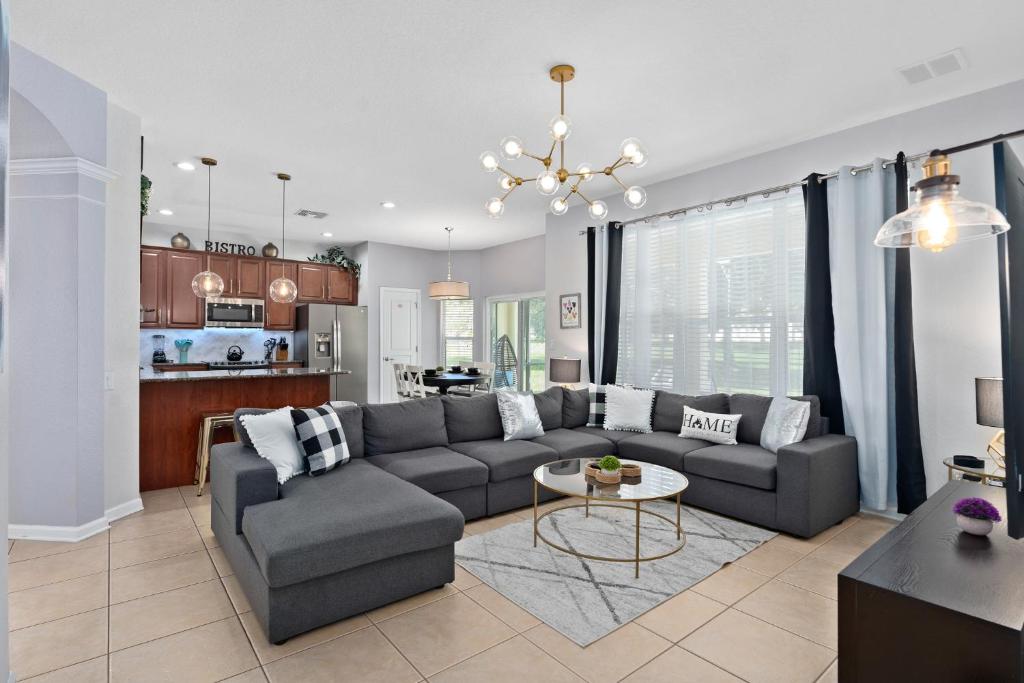 sala de estar con sofá y mesa en 6BR/4B Windsor Hills Villa, Pool & Game Room, 2 Miles from Walt Disney World, en Orlando