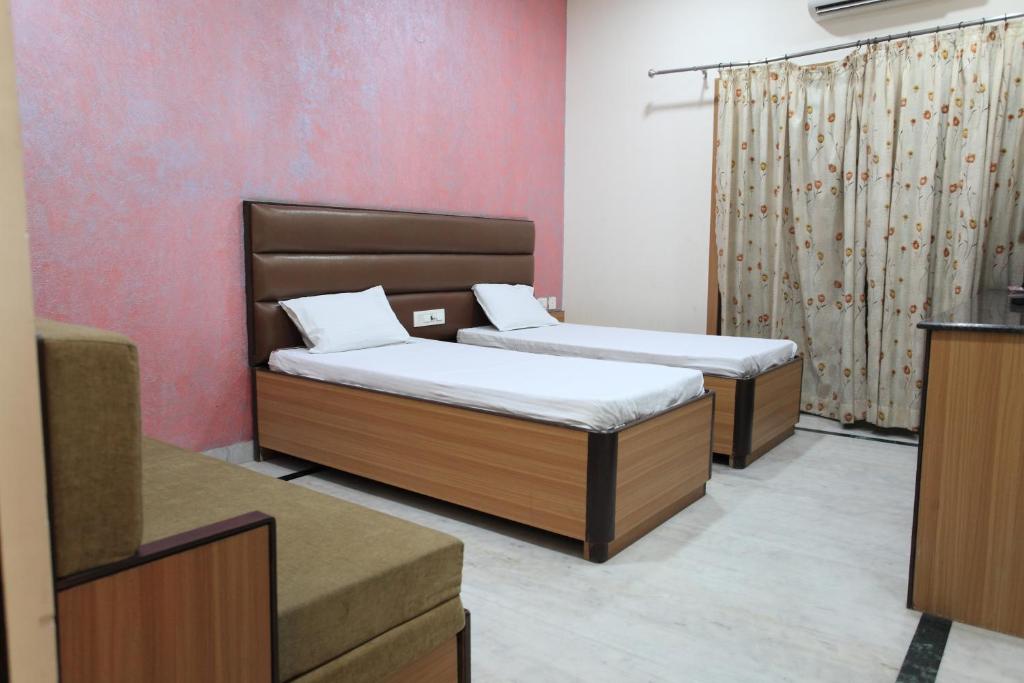 Postel nebo postele na pokoji v ubytování Hotel Anuvibha Malviya Nagar