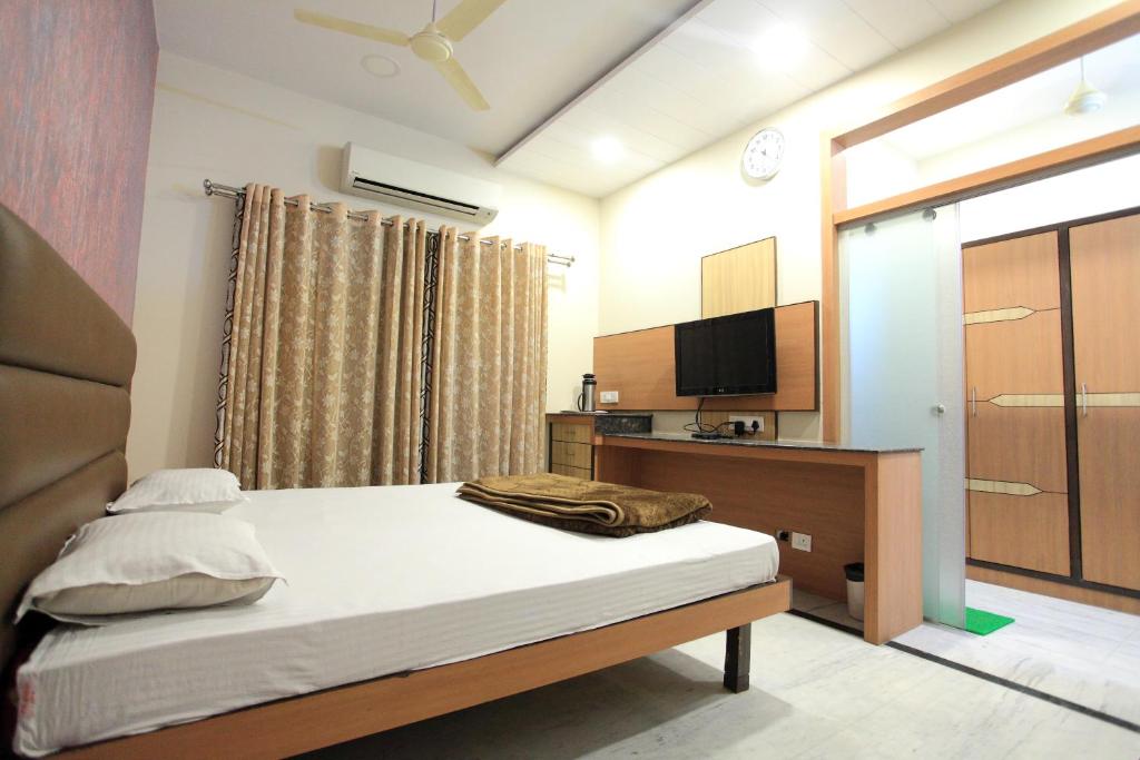 Postel nebo postele na pokoji v ubytování Hotel Anuvibha Malviya Nagar