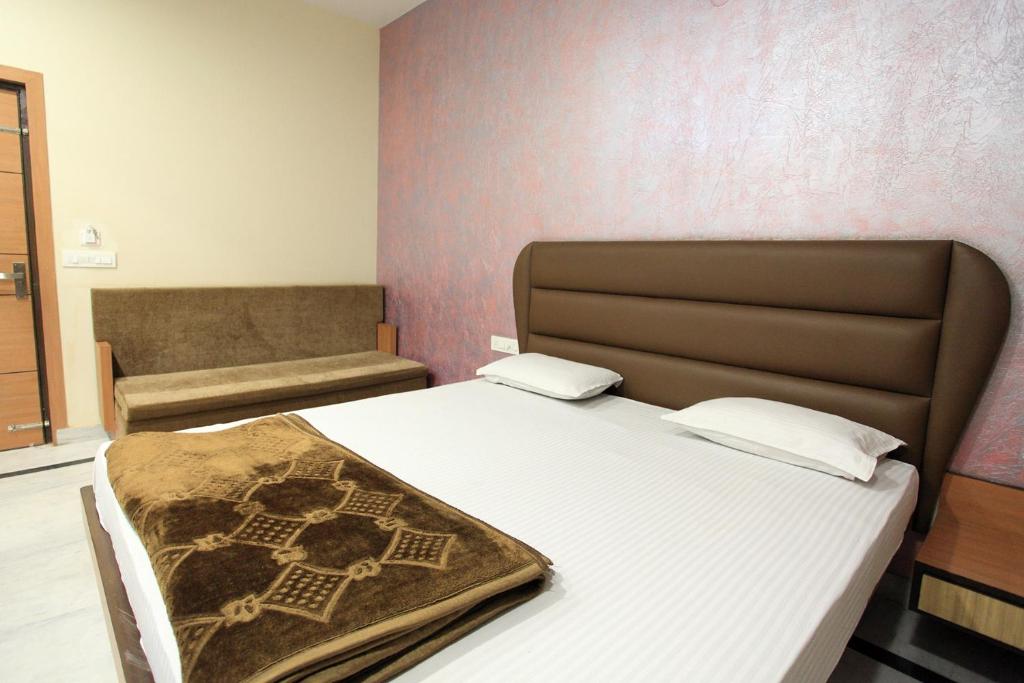 Postel nebo postele na pokoji v ubytování Hotel Anuvibha Malviya Nagar