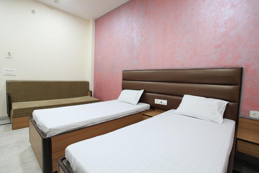 Postel nebo postele na pokoji v ubytování Hotel Anuvibha Malviya Nagar