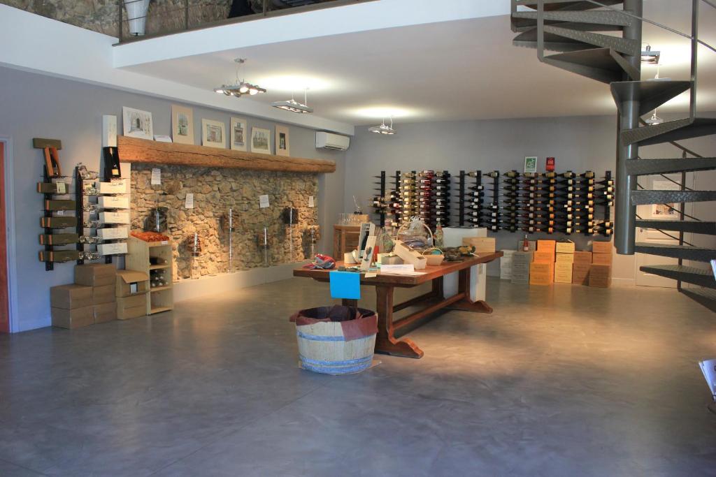 una habitación con una mesa y un montón de botellas de vino en Abbaye Sylva Plana, en Laurens