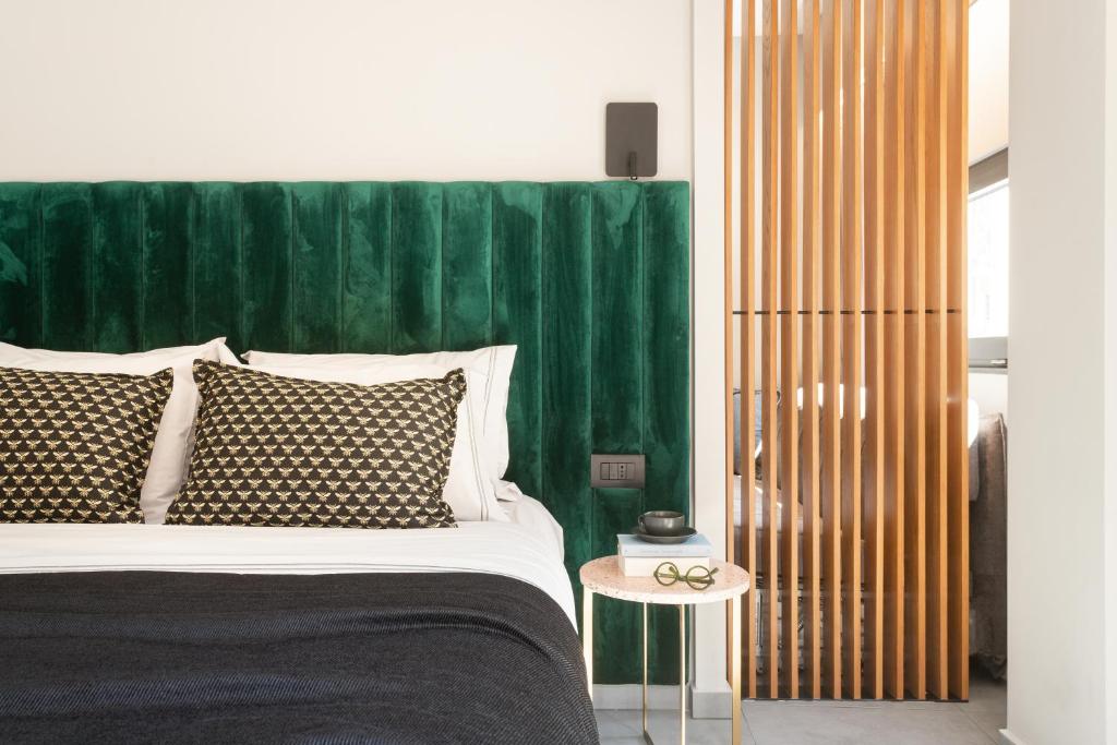 Postel nebo postele na pokoji v ubytování 11 Enteka Acropolis Suites