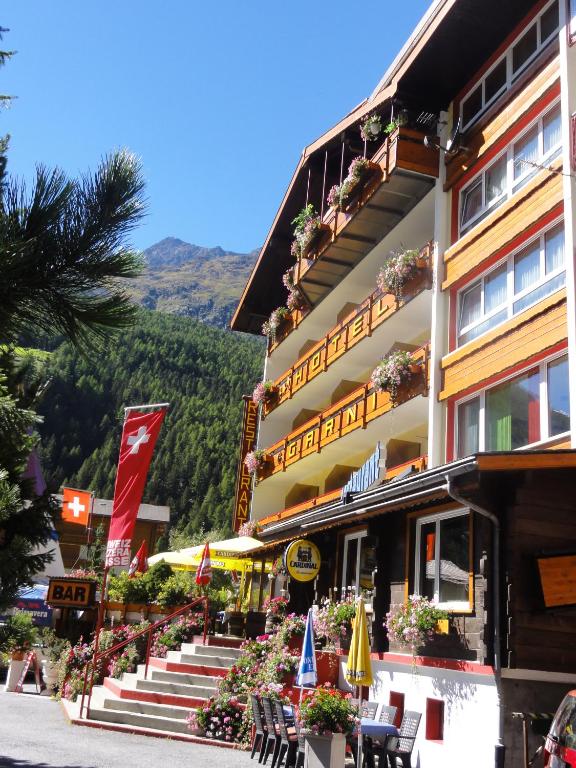Nespecifikovaný výhled na hory nebo výhled na hory při pohledu z hotelu