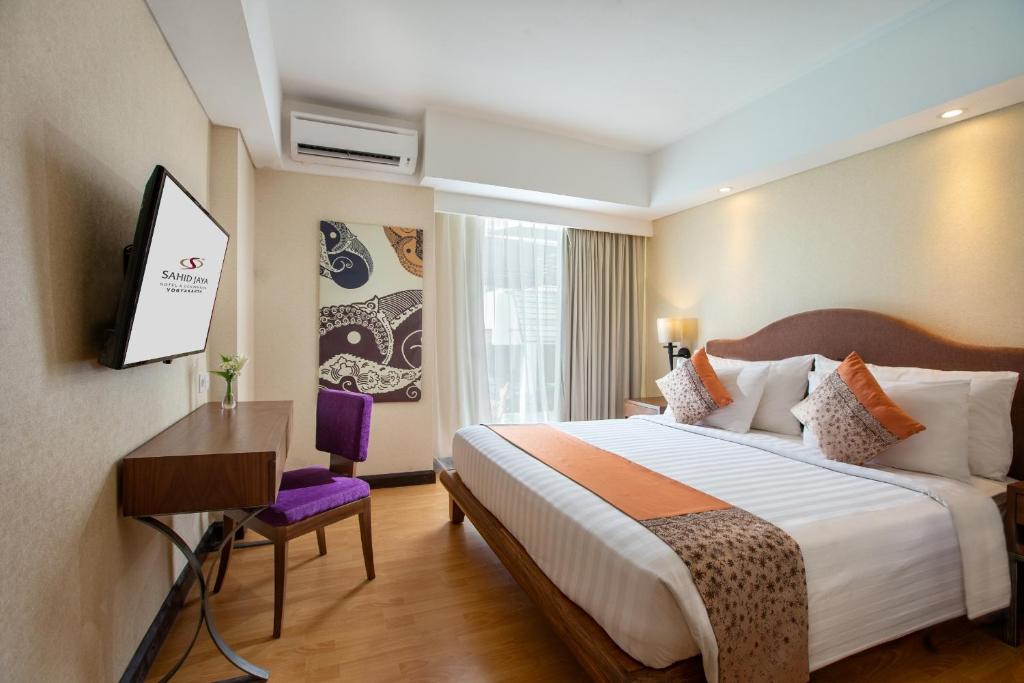 Postel nebo postele na pokoji v ubytování Sahid Raya Hotel & Convention Yogyakarta