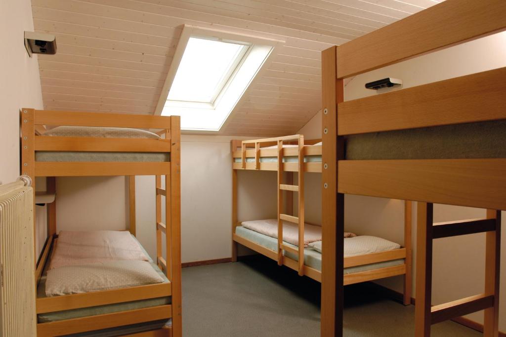 Palanda nebo palandy na pokoji v ubytování Stein am Rhein Youth Hostel