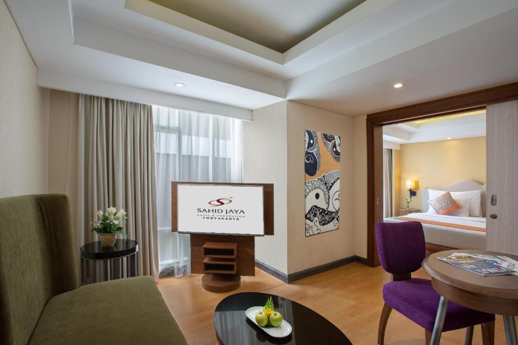 Postel nebo postele na pokoji v ubytování Sahid Raya Hotel & Convention Yogyakarta