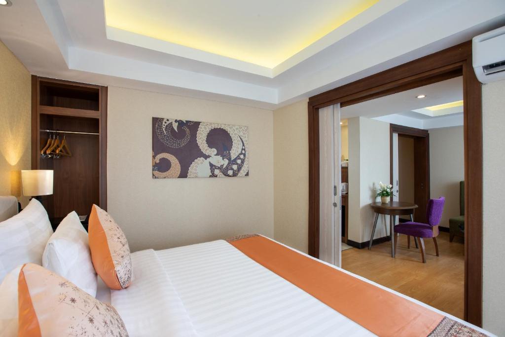 Postel nebo postele na pokoji v ubytování Sahid Raya Hotel & Convention Yogyakarta