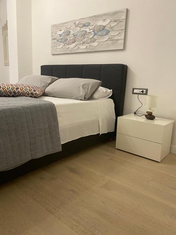 sypialnia z łóżkiem i stołem z lampką w obiekcie Delle Palme Rooms elegante monolocale in centro w mieście Palermo