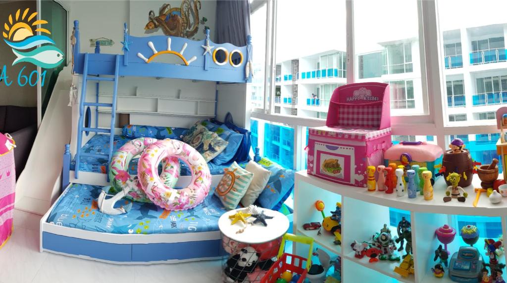 une salle de jouets avec un beignet et d’autres jouets dans l'établissement My resort hua hin A601, à Hua Hin