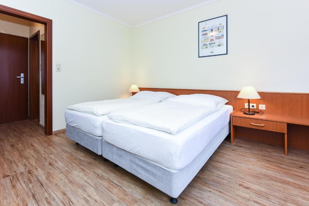 Postel nebo postele na pokoji v ubytování Hotel Garni Benser Watt