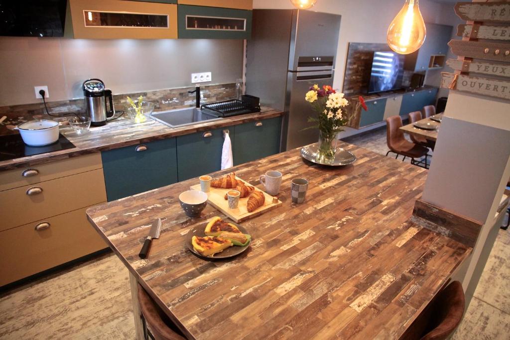 - une table dans une cuisine avec une plaque de cuisson dans l'établissement CapriBeach, à Pornichet